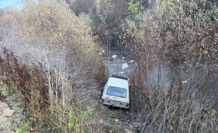 Amasya’da otomobil çayın kıyısına uçtu