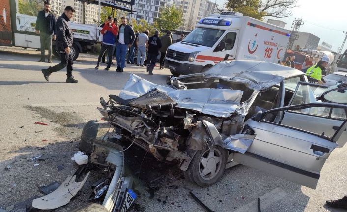 Amasya’da otomobil tır dorsesine çarptı: 1’i ağır 2 yaralı