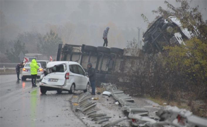 Amasya’da polis otosuna kaza yerinde tır çarptı