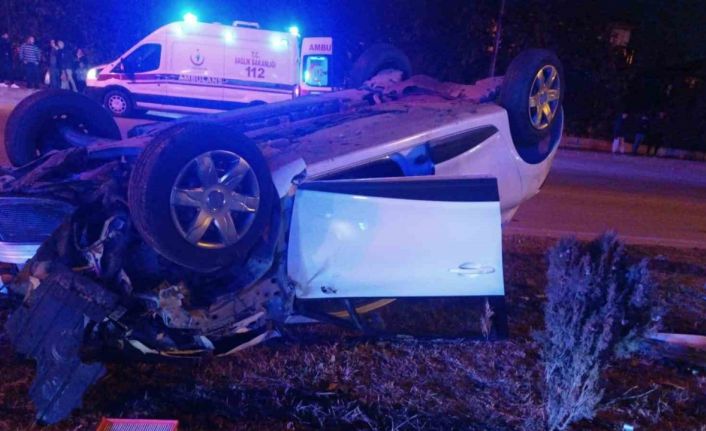 Amasya’da takla atan otomobil bariyerlere çarptı: 2 yaralı