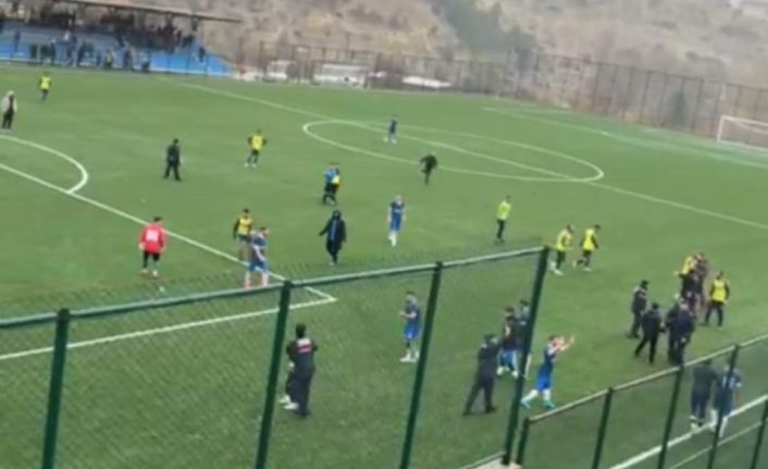 Amatör maçta saha karıştı, futbolcular taşlı saldırıda yaralandı