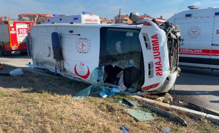 Ambulans kaza yaptı: 7 yaralı