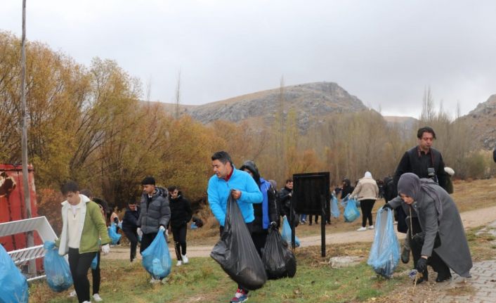 Anadolu’nun nazar boncuğunun çevresini yağmur altında temizlediler