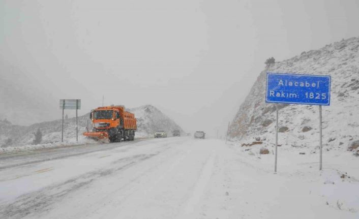 Antalya- Konya karayolunda kar yağışı durdu