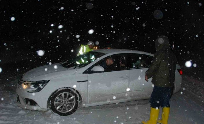 Antalya-Konya Karayolu’nda mevsimin ilk kar yağışı başladı