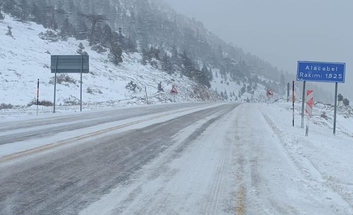 Antalya’da 1825 rakımlı Alacabel’e mevsimin ilk karı düştü