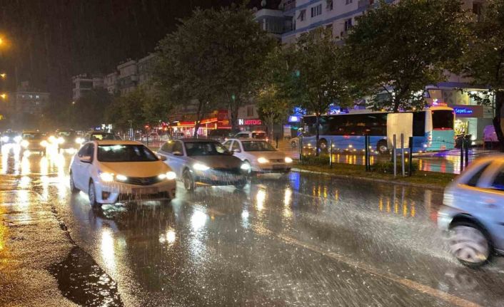 Antalya’da aniden bastıran sağanağa vatandaşlar hazırlıksız yakalandı