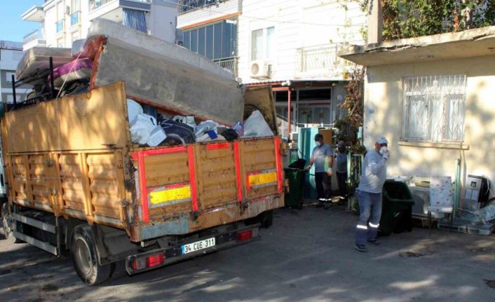 Antalya’da bir evden 3 kamyon dolusu çöp çıktı