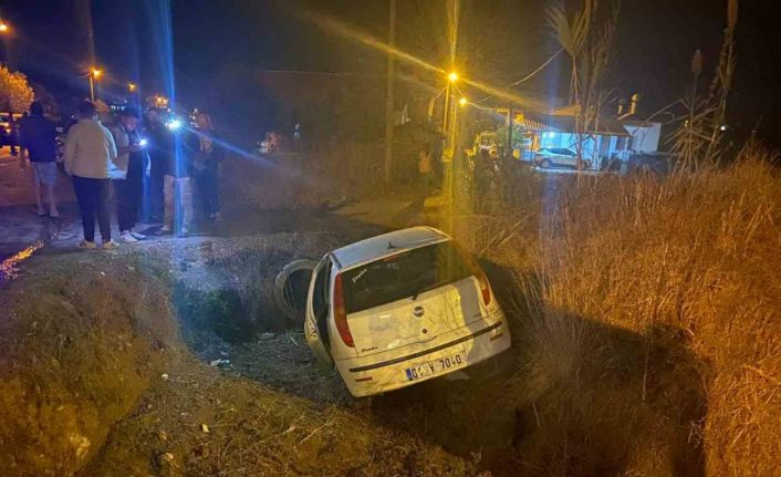 Antalya’da iki otomobil kavşakta çarpıştı: 3 yaralı