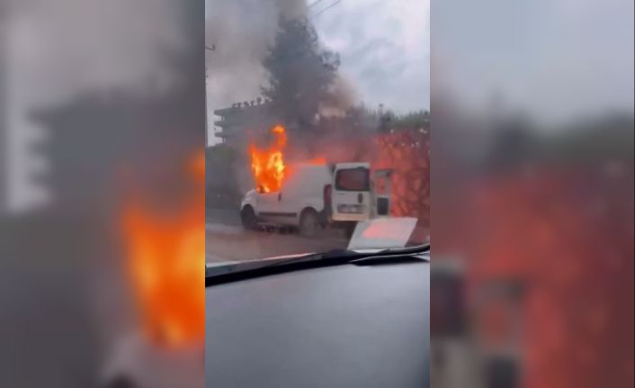 Antalya’da kuruyemiş yüklü araç alev alev yanarak küle döndü