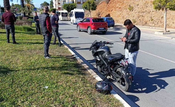 Antalya’da motosiklet minibüsle çarpıştı: 2 yaralı