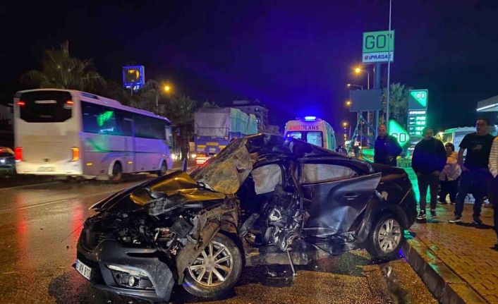 Antalya’da tur otobüsü otomobille çarpıştı: 20 yaşındaki sürücü hayatını kaybetti