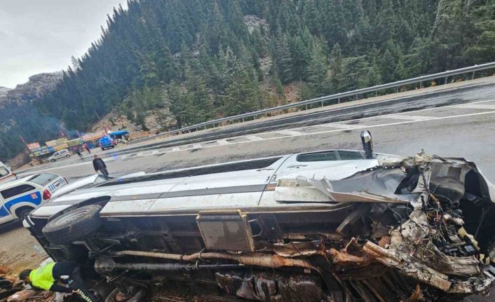 Antalya’da yolcu minibüsü devrildi: 9 yaralı