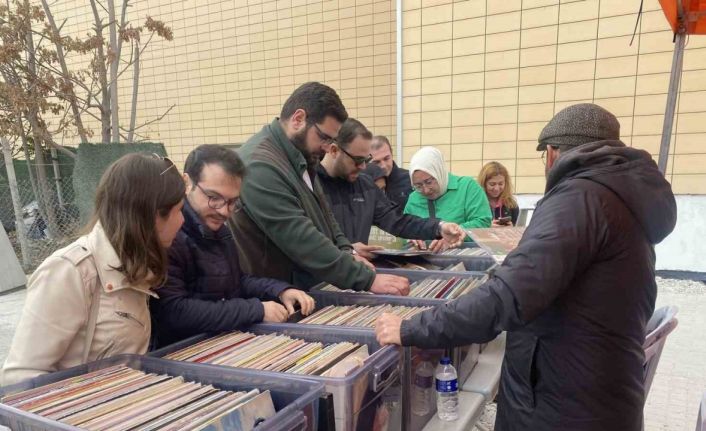 Antika ürünler alırken replikalara aldanmamak için uzmanına danışmak önemli