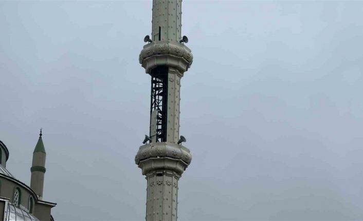 Arnavutköy’de lodos, cami minaresinin parçalarını uçurdu