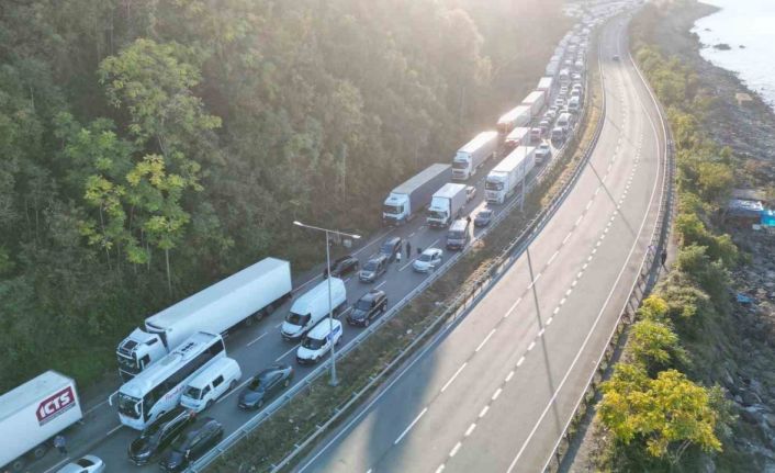 Artvin-Rize karayolu heyelan nedeniyle kapandı, uzun araç kuyrukları oluştu