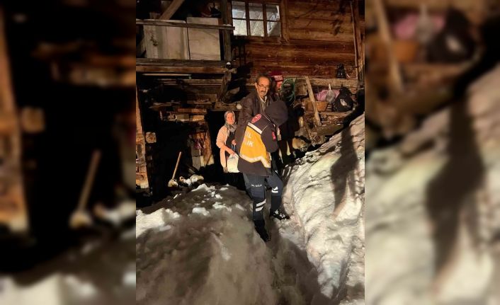 Artvin’de kardan yolu kapanan köyde mahsur kalan hasta kurtarıldı