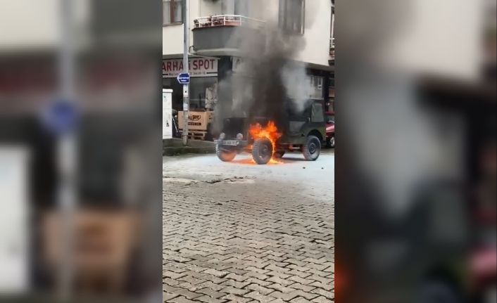 Artvin’de seyir halinde motoru alev alan cip yandı