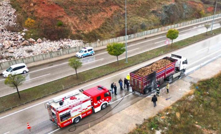 Aşırı yük tırın lastiklerini tutuşturdu