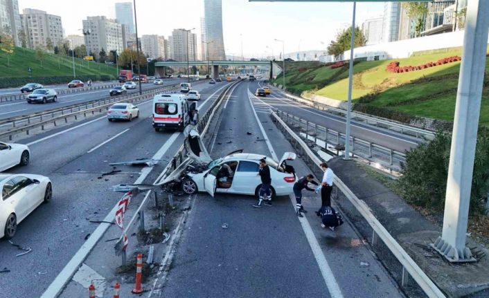 Ataşehir’de kontrolden çıkan otomobil refüje çarptı: 1 yaralı