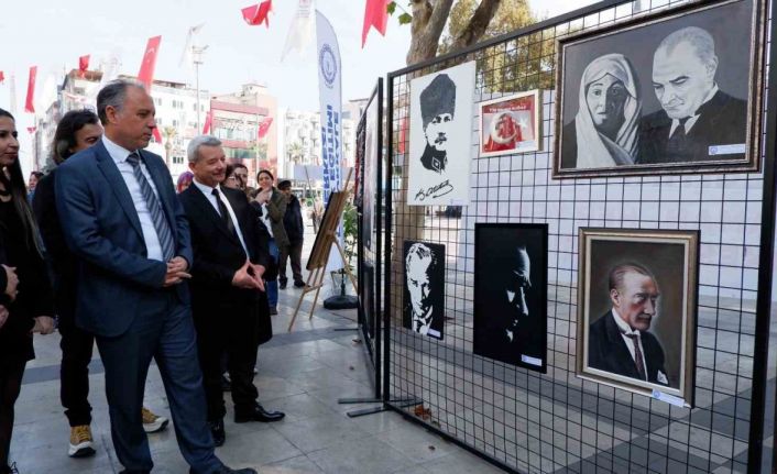 Atatürk’ü anlatan resimler duygusal anlar yaşattı