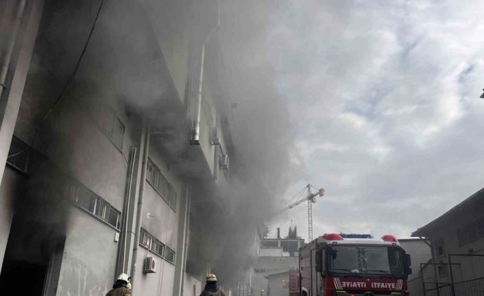 Avcılar’da İş hanında korkutan yangın