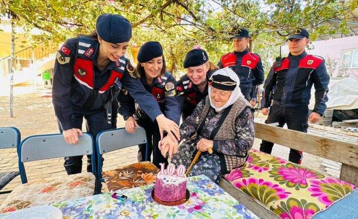 Aydın jandarmasından asırlık çınara doğum günü sürprizi