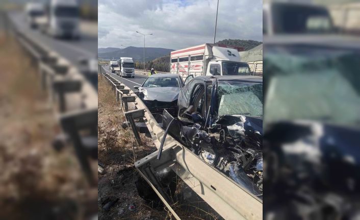 Aynı istikamette giden 2 otomobilin çarpışması sonucu 2 kişi yaralandı