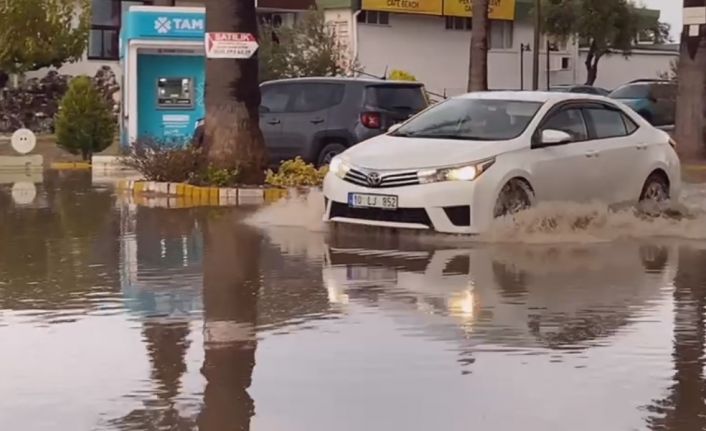 Ayvalık’ta sağanak yağış yolları göle çevirdi