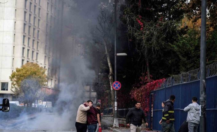 Bahçelievler’de seyir halinde olan kamyonet bir anda alev topuna döndü