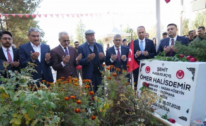 Bakan Uraloğlu, şehit Ömer Halisdemir’in kabrini ziyaret etti