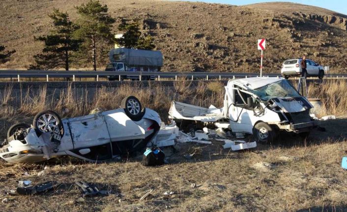 Balık yüklü kamyonet kaza yaptı, otoyol balık pazarına döndü