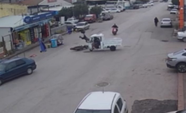 Balıkesir’de motosiklet üç tekerlekli motorlu bisikletle çarpıştı: 2 yaralı