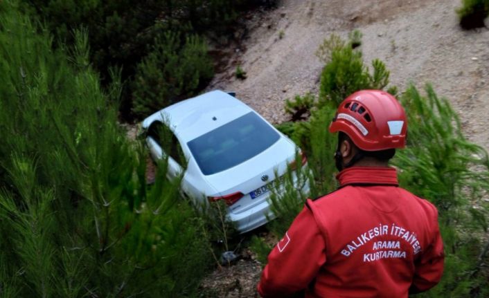 Balıkesir’de otomobil şarampole uçtu: 1 yaralı