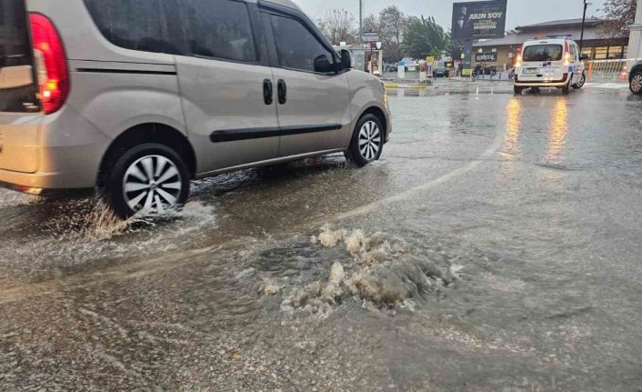 Bandırma’da sağanak yağış yolları göle çevirdi