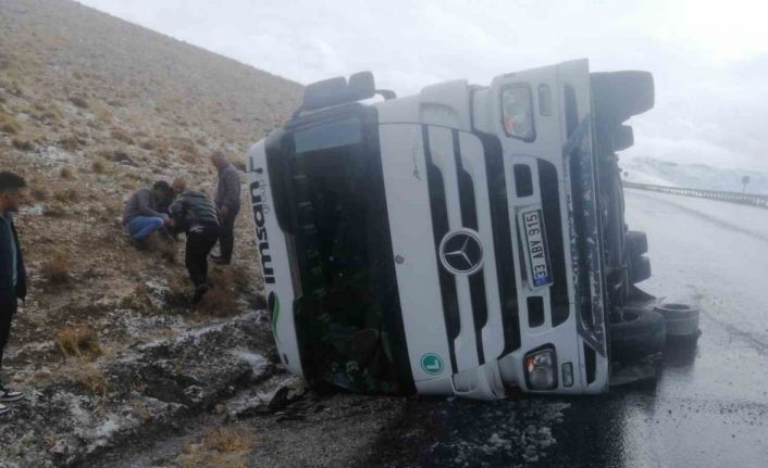 Başkale yolunda tır devrildi: 1 yaralı