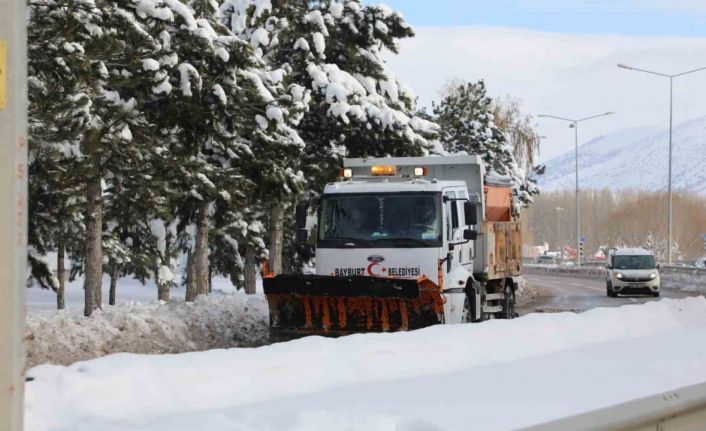 Bayburt şehir merkezinde karla mücadele devam ediyor