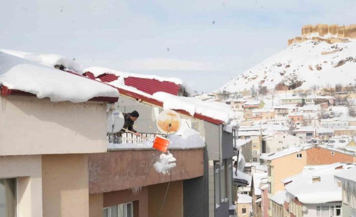 Bayburtlu vatandaşlar çatı ve balkonlarda biriken karları temizliyor