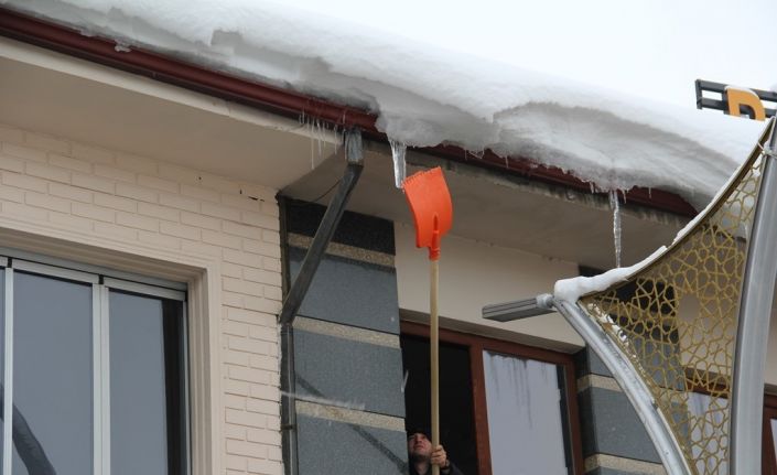 Bayburt’ta çatı saçaklarındaki buz sarkıtları ekiplerce temizleniyor