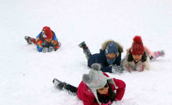 Bayburt’ta kar nedeniyle okullar bir gün tatil edildi