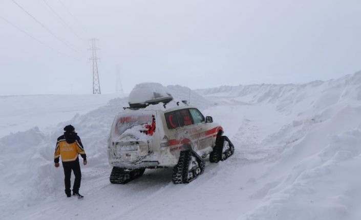 Bayburt’ta karlı dağları aşan paletli ambulanslar hastaların derdine derman oldu