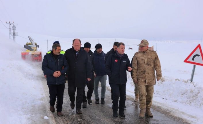 Bayburt’un kapalı köy yollarında yol açma çalışmaları yapılıyor