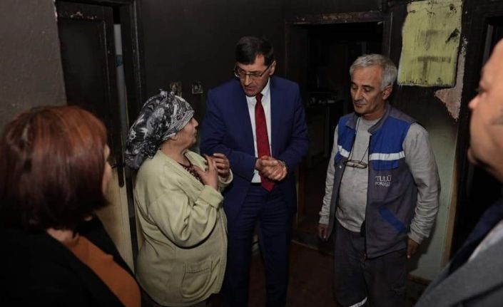 Belediye Başkanı Kahveci yangın mağduru aileyi yalnız bırakmadı