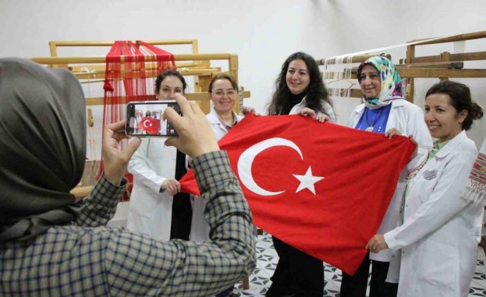 Besmele çekerek başladılar, mekik ve ilmeklerle bayrak dokudular