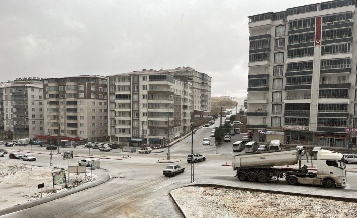 Besni’de dolu ve kar yağışı etkili oldu