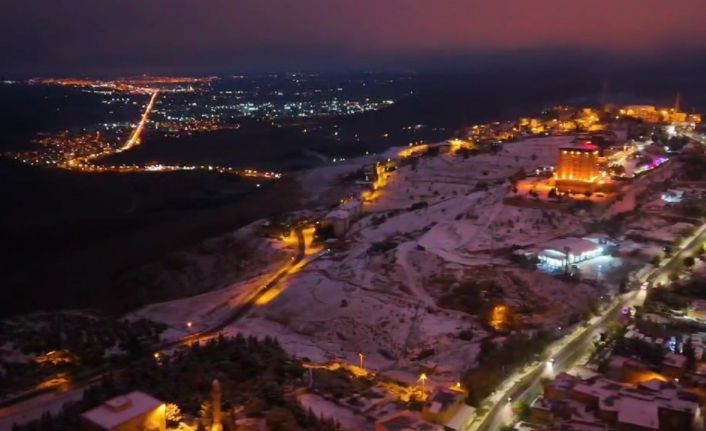 Beyaza bürünen Mardin, gece havadan görüntülendi