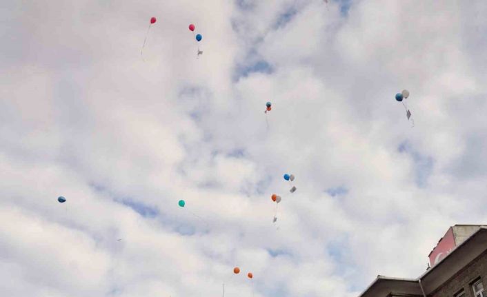 Beyoğlu’nda çocuk haklarının yazılı olduğu balonlar gökyüzüne bırakıldı