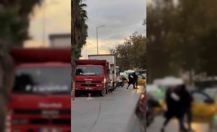 Beyoğlu’nda taksi durmayınca çılgına döndü, aracın aynasını kırdı