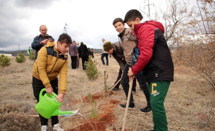 Beyşehir’de öğretmenler için fidanlar toprakla buluşturuldu