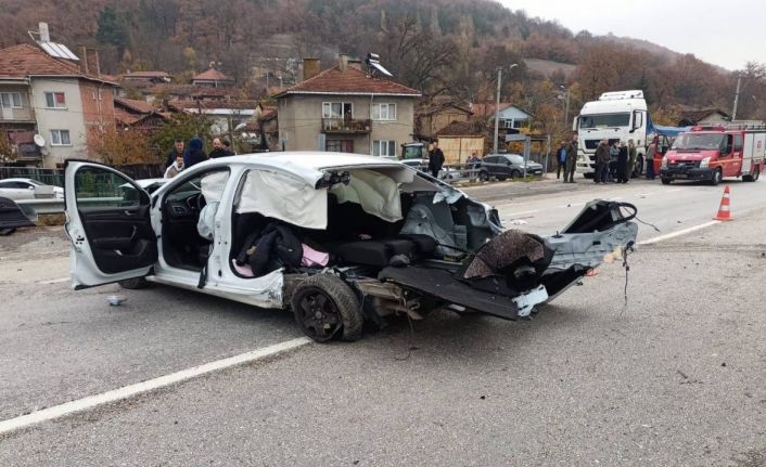 Bilecik’te araçlar çarpıştı, anne ve kızı hayatını kaybetti